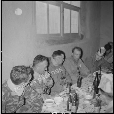 [Soldats du 2/8e RIM à table dans un cantonnement de Tissemiran après une opération.]