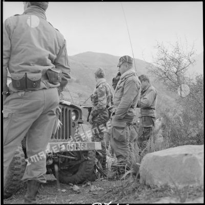 [Opération en Kabylie avec le 2/8e RIM. Soldats en communication radio.]