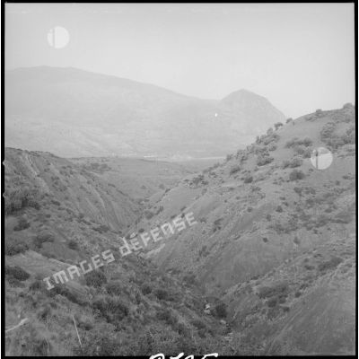 [Opération en Kabylie avec le 2/8e RIM. Vue sur le paysage montagnard.]