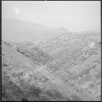 [Opération en Kabylie avec le 2/8e RIM. Vue sur le paysage montagnard.]