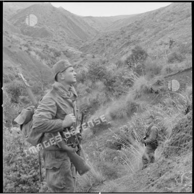 [Opération en Kabylie avec le 2/8e RIM. Soldats observant les alentours.]