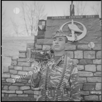 [Commando Cobra au cantonnement de la ferme Rouge. Portrait d'un soldat réalisé à l'occasion d'une cérémonie des couleurs.]