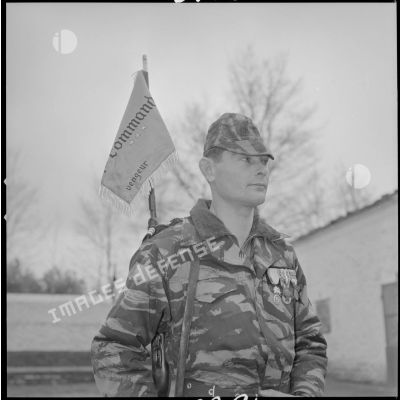 [Commando Cobra au cantonnement de la ferme Rouge. Portrait d'un soldat portant le fanion du stick Vengeur réalisé à l'occasion d'une cérémonie des couleurs.]