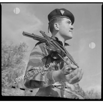 [Portrait en contre-plongée d'un soldat du 454e groupe d'artillerie antiaérienne (GAA).]