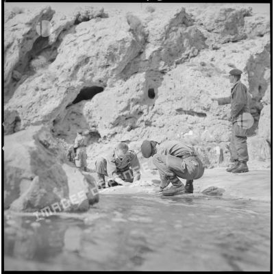 [Soldats faisant leur lessive dans une rivière.]