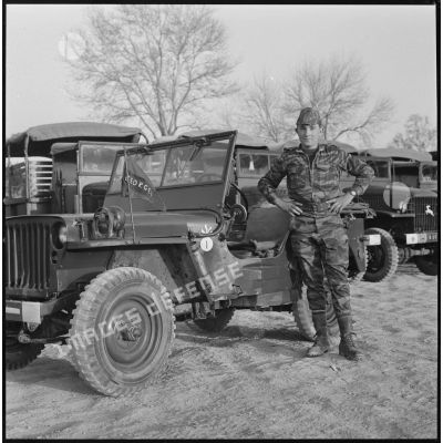 [Cantonnement du commando Georges, à la ferme Carafon. Soldat posant devant une jeep.]