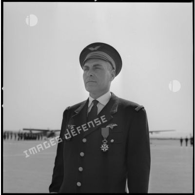 [Aérodrome de La Sénia, Oran. Portrait d'un capitaine de l'armée de l'Air.]