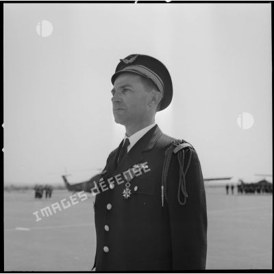 [Aérodrome de La Sénia, Oran. Portrait d'un commandant de l'armée de l'Air.]