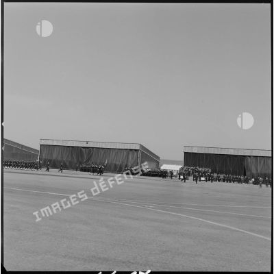 [Aérodrome de La Sénia, Oran. Soldats de l'armée de l'Air défilant devant des autorités militaires.]