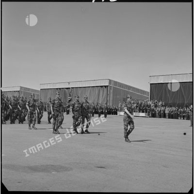 [Aérodrome de La Sénia, Oran. Le commando Georges défile devant les autorités militaires, avec le capitaine Georges Grillot à sa tête.]