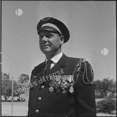 [Aérodrome de La Sénia, Oran. Portrait d'un capitaine de l'armée de l'Air.]