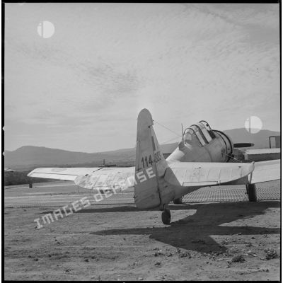 [Aérodrome de Nazereg-Flinois. Avion North Amirican T-6.]