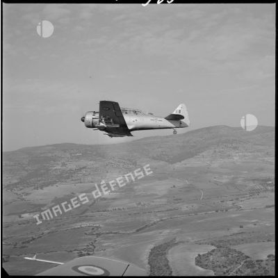 [Avion North American T-6 de l'escadrille d'aviation légère d'appui (EALA) en vol de reconnaissance.]