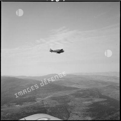 [Avion North American T-6 de l'escadrille d'aviation légère d'appui (EALA) en vol de reconnaissance.]