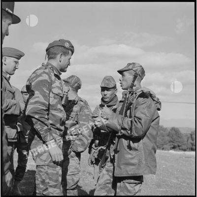 [Opération avec le commando Georges dans le secteur de Fenouane, près de la ferme Garrigues. Capitaine Georges Grillot, à gauche, discutant avec un soldat du commando Georges.]