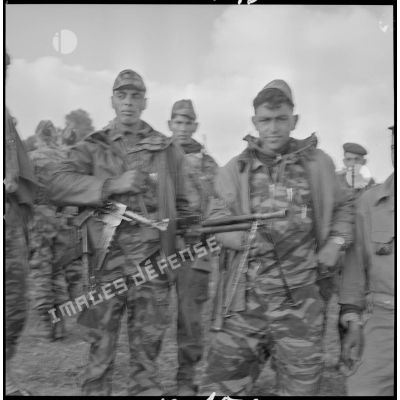 [Opération avec le commando Georges dans le secteur de Fenouane, près de la ferme Garrigues. Soldats du commandos Georges posant avec un MAT49 et un fusil-mitrailleur.]