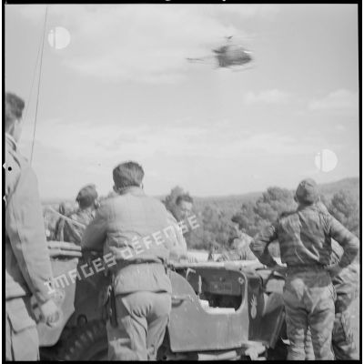 [Opération avec le commando Georges dans le secteur de Fenouane, près de la ferme Garrigues. Soldats attendant près d'un véhicule de type jeep.]