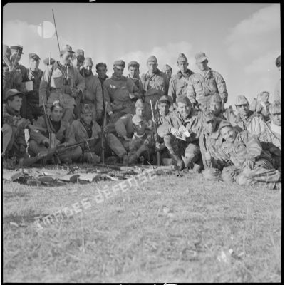 [Opération avec le commando Georges dans le secteur de Fenouane, près de la ferme Garrigues. Soldats posant en groupe devant les armes récupérées.]