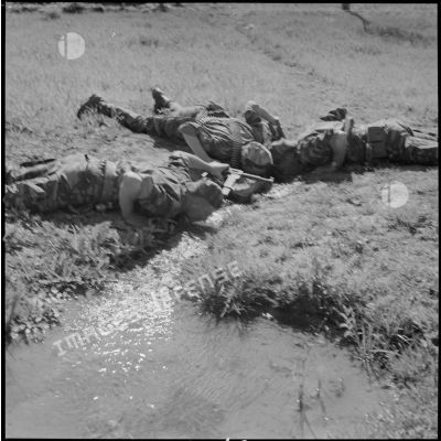 [Soldats du commando Cobra s'abreuvant au sol dans un cours d'eau du secteur du Vieux Saïda.]