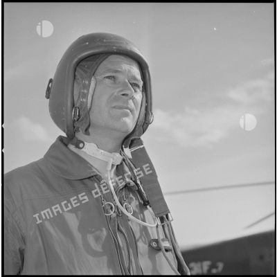 [Portrait d'un pilote du groupement d'hélicoptères de l'aéronautique navale (GHAN) sur l'aérodrome de Géryville.]