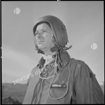 [Portrait d'un pilote du groupement d'hélicoptères de l'aéronautique navale (GHAN) sur l'aérodrome de Géryville.]
