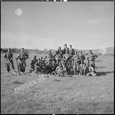[Portrait de groupe de soldats d'un commando de chasse dans le secteur de Géryville.]