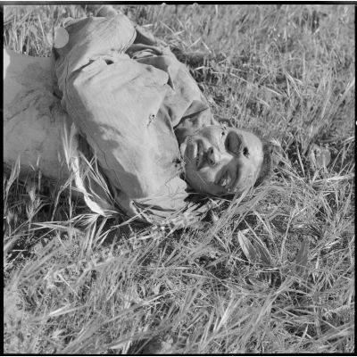[Cadavre d'un combattant du FLN tué lors d'une opération près de Géryville.]