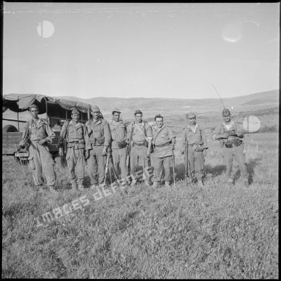 [Portrait de groupe de soldats d'un commando de chasse dans le secteur de Géryville.]