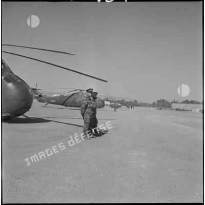 [Pilotes du groupement d'hélicoptères de l'aéronautique navale (GHAN) sur le tarmac de l'aérodrome de Géryville.]