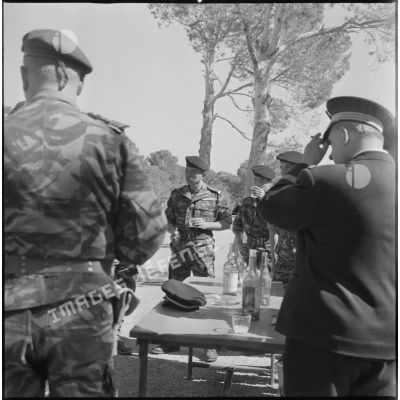 [Moment de détente autour d'un apéritif pour les soldats des commandos marine et Cobra à Geryville (El-Bayadh).]