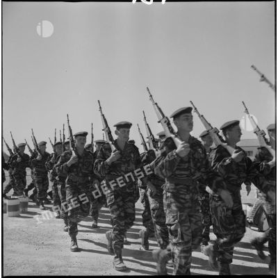 [Défilé des commandos marine sur le tarmac de l'aérodrome de Géryville (El-Bayadh).]