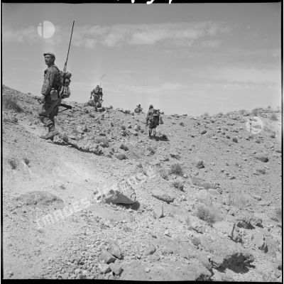 [Observation des alentours par un soldat du commando Cobra  dans les monts des Ksour.]