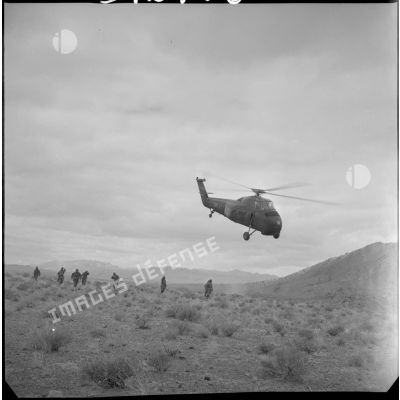 [Atterrissage d'un hélicoptère aéroportant des soldats lors d'une opération dans les monts des Ksour.]