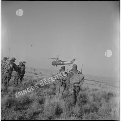 [Soldats du commando Cobra tout juste aéroportés lors d'une opération dans les monts des Ksour.]