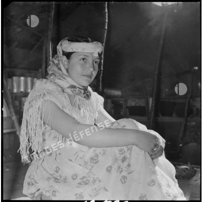 [Portrait d'une jeune femme nomade dans une tente traditionnelle à Aïn Skhouna.]