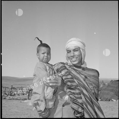 [Portrait d'un nomade algérien avec son fils à Aïn Skhouna.]