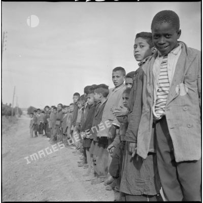 [Enfants algériens en rang à Aïn Skhouna.]