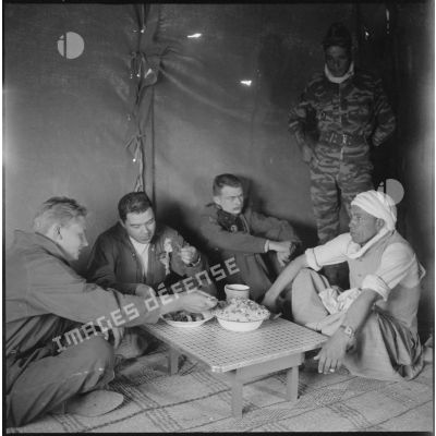 [Repas des soldats du 8e régiment d'infanterie motorisée (8e RIM) sous une tente dans la région de Saïda.]