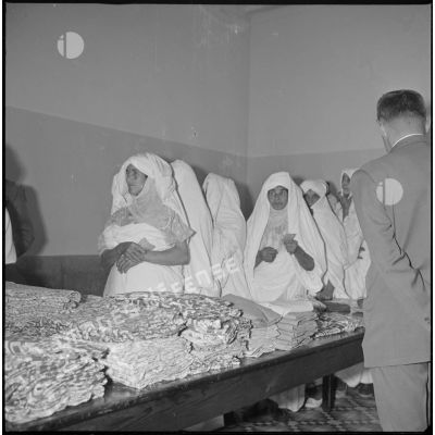 [Civiles algériennes attendant lors d'une distribution de vêtements à Saïda.]