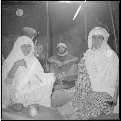 [Poste de Tamesna, région de Saïda. Enfant, venue de France, visitant des femmes et une jeune fille dans leur tente traditionnelle appelée khaïma.]