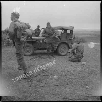 [Soldats du Commando Georges se préparant avant une opération dans le secteur de Bourached].