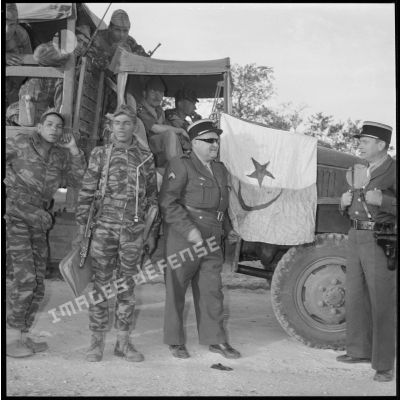 [Soldats du commando Georges et gendarmes posant devant un véhicule militaire à Bourached.]