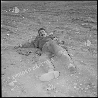 [Cadavre d'un combattant algérien après une opération du commando Georges à Bourached.]