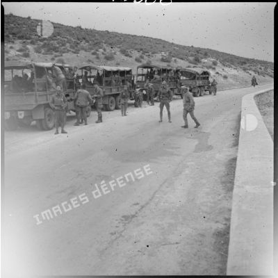 [Convoi de véhicules légers du Commando Georges partant en opération près de Bourached.]