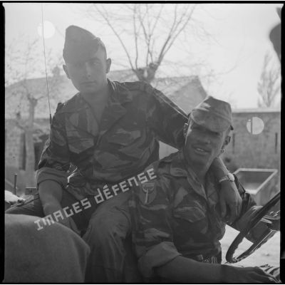 [Portrait de deux soldats du commando Georges à bord de leur véhicule dans le secteur de Bourached.]