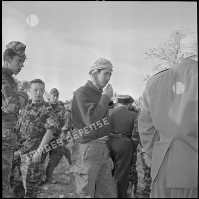 [Soldats du commando Georges attendant après une opération à Bourached.]