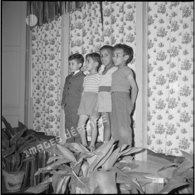 [Jeunes garçons chantant lors du spectacle d'une école de Saïda.]