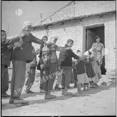 [Jeunes élèves algériens en rang devant une école près de Saïda.]