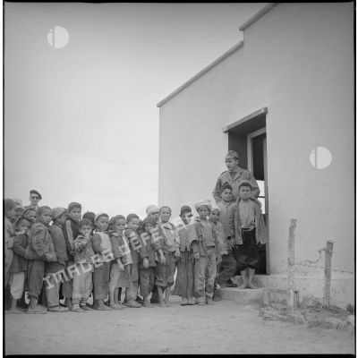 [Jeunes élèves algériens en rang devant une école près de Saïda.]