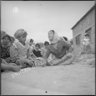 [Moment de jeux pour des jeunes kabyles dans un camp de regroupement près de Saïda.]